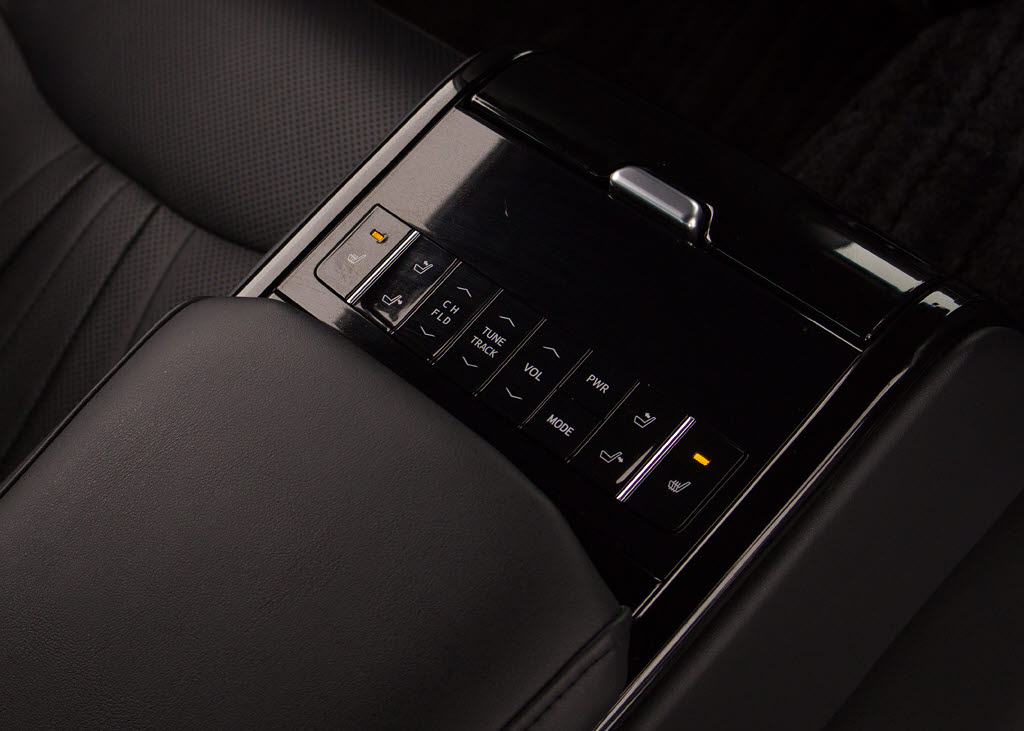 後席もＶＩＰ装備！後席センターコンソール
の画像です！こちらのお車には、後席にもパ
ワーシートが装備されています！更にオーデ
ィオなども後席から操作出来るなど豪華！ゲ
ストに喜んで頂ける装備ですね！