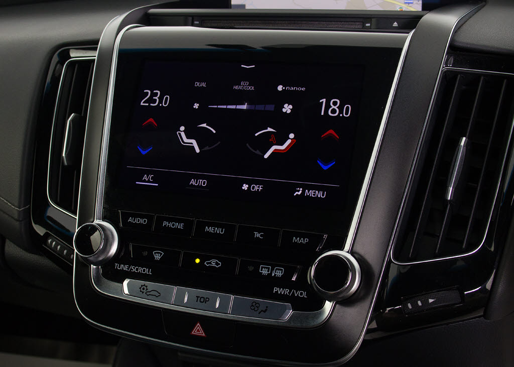 使いやすさや安全性を追求したステアリング
周り！高級車ゆえにスイッチ類が多いのも特
徴ですね！考え尽くされた配置ですぐに使い
こなす事が出来ますのでご安心下さい！是非
、体感してみて下さい！！