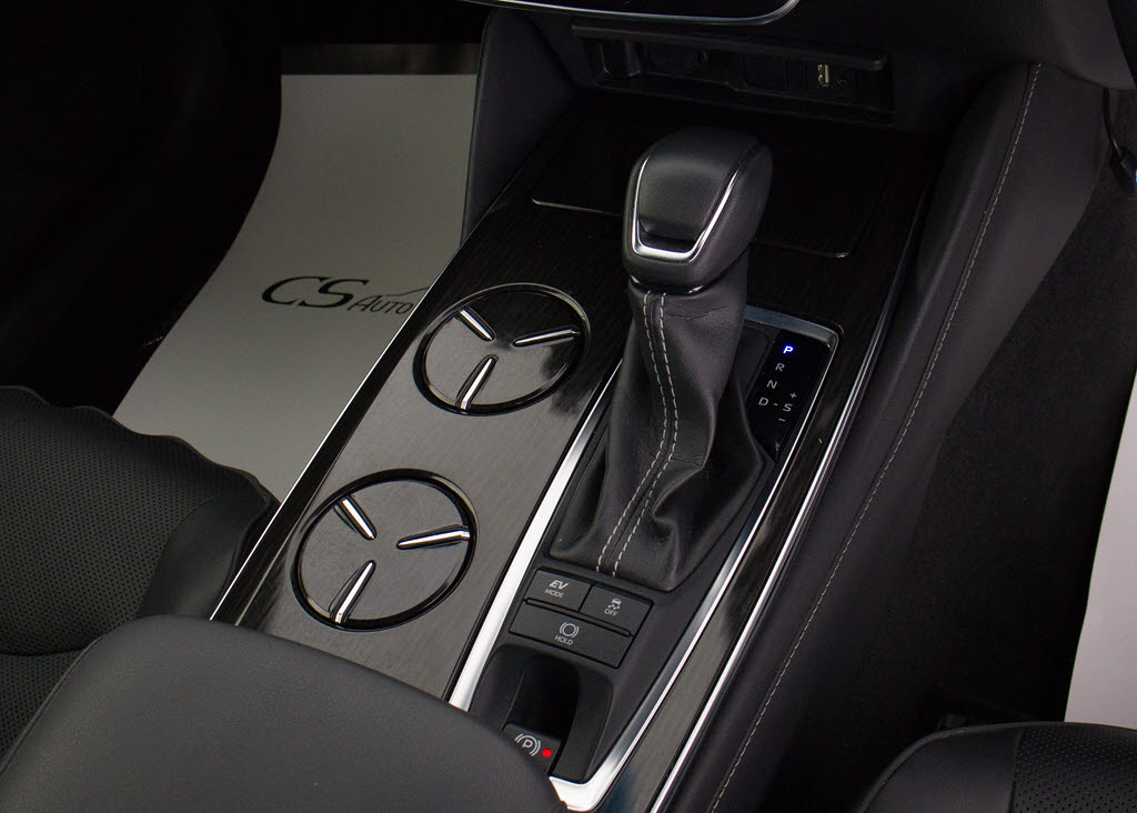 シフト周りです。スッキリとしつつも高級感
や操作性を損なわない作りとなって参ります
。