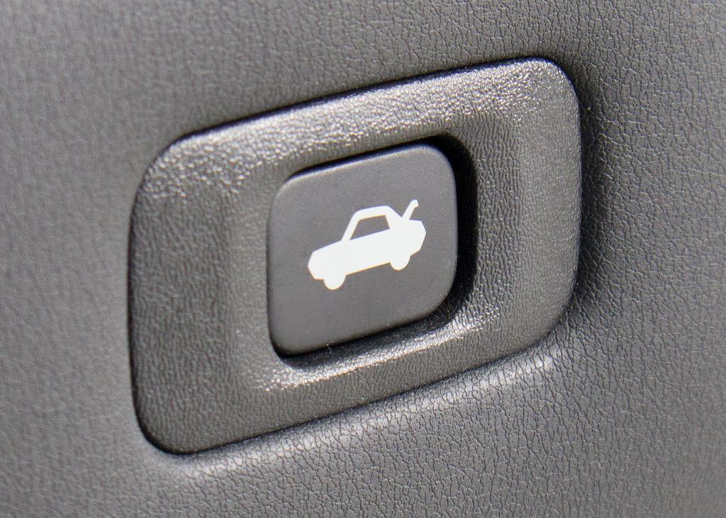 ボタン一つでトランクオープンが可能！車内
から操作できる為、非常に便利な装備の一つ
となります！