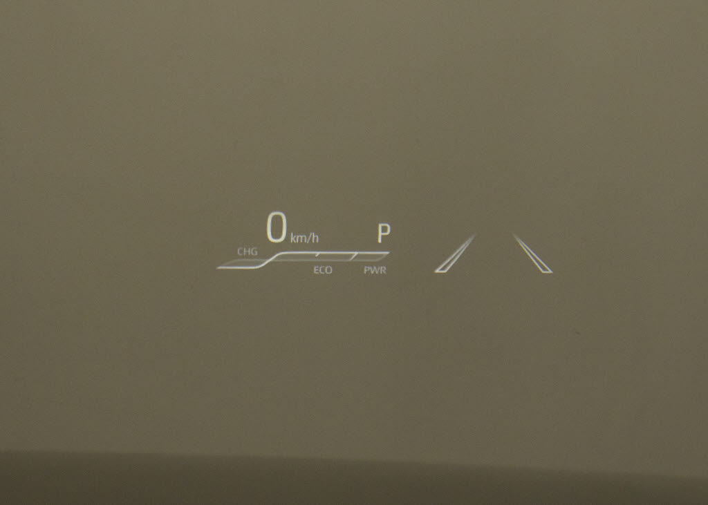 ヘッドアップディスプレイ（ＨＵＤ）付！、
フロントウインドウガラスに運転支援システ
ムの作動状況や走行に関するさまざまな情報
を表示することができます。