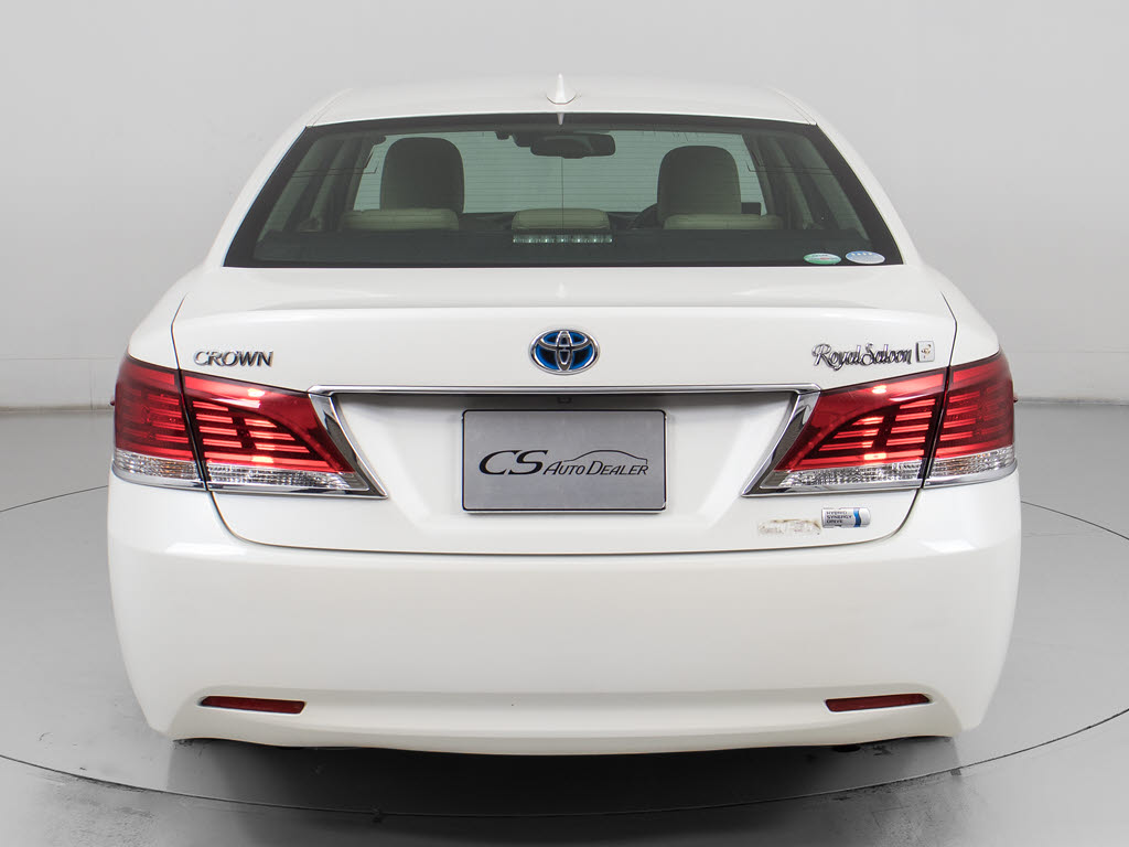 個性的なリアビューで御座います。精悍な佇
まいは高級車ならではです。