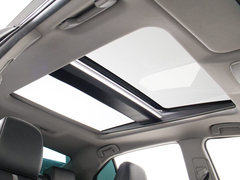 人気装備のパノラマルーフが付いています！
上下チルトに前後スライド機能が付いていま
すので、様々なドライブシーンで活躍してく
れます！！開放感ある車内空間は気持ちがい
いですよ！是非体感してみて下さい！