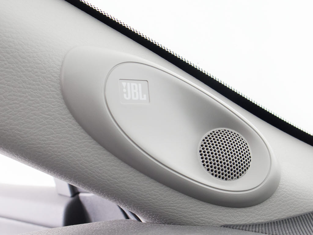 ＪＢＬサウンドシステム！考え抜かれたスピ
ーカー位置！ガラス反射音の影響を極力少な
くし、かつ全席でステージの広い音響を創造
！さまざまな音楽が、表情豊かに生き生きと
奏でられます！