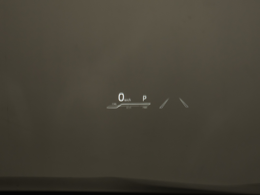 ヘッドアップ・ディスプレイ（ＨＵＤ）現在
のスピードや、前方の車線情報など、運転に
必要な情報を、目の前のウインドウガラスに
表示する機能です。これにより、目線の移動
が少なく済み、安全です。