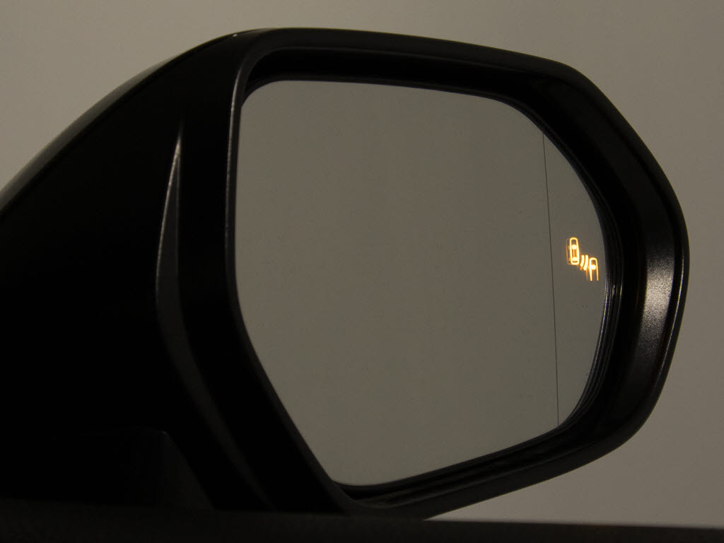 トランクが狭いと思っておりませんか？実際
は大容量トランクです！旅行等の長距離ドラ
イブも快適です！また、屋根付きスペースを
完備しておりますので、夜間でも、雨でも雪
の日だってゆっくりご覧頂けます。