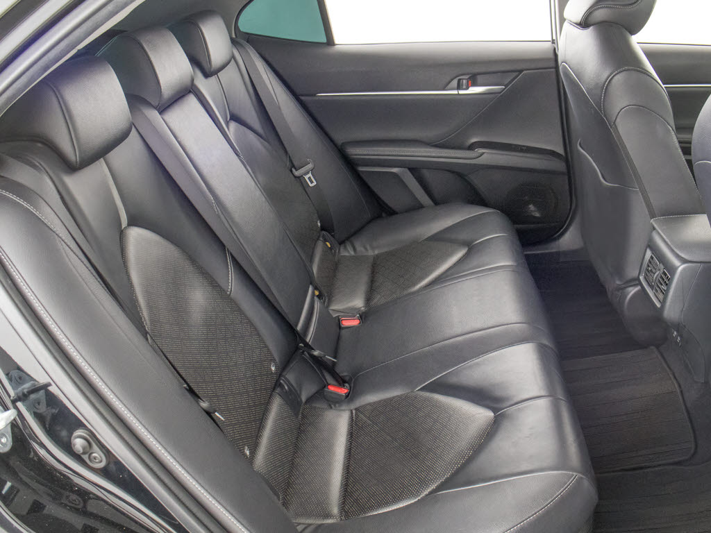 赤革、茶革、黒革、白革、黒×赤コンビ革・
・・お好みの色で新品本革シートを作成でき
ます！オリジナル本革でカーライフを満喫は
いかがでしょうか？ご興味ある方は、デザイ
ン等含め当社までお問い合わせください！