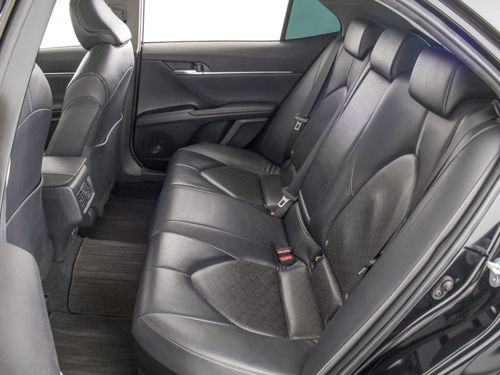 赤革、茶革、黒革、白革、黒×赤コンビ革・
・・お好みの色で新品本革シートを作成でき
ます！オリジナル本革でカーライフを満喫は
いかがでしょうか？ご興味ある方は、デザイ
ン等含め当社までお問い合わせください！