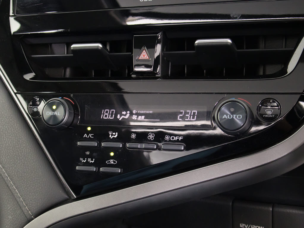 ★使いやすさや安全性を追求したステアリン
グ周り！高級車ゆえにスイッチ類が多いのも
特徴ですね！考え尽くされた配置ですぐに使
いこなす事が出来ますのでご安心下さい！是
非、体感してみて下さい！！