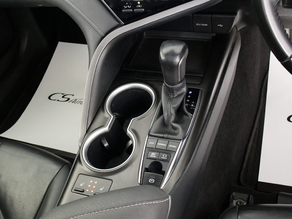 シフト周りです。スッキリとしつつも高級感
や操作性を損なわない作りとなって参ります
。