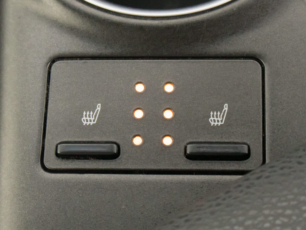 シートヒーターを装備しています！高級車な
らではの装備です！シートが暖まりますので
、寒い冬場も快適にご乗車頂けます！腰にも
優しい！お子様や女性にも嬉しい装備ですね
！！