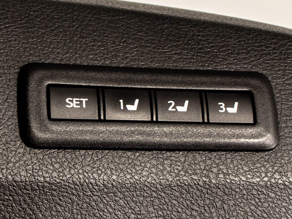 ★シートメモリ―★高級車ならではの装備！
登録した位置へ自動でシートが動きます！