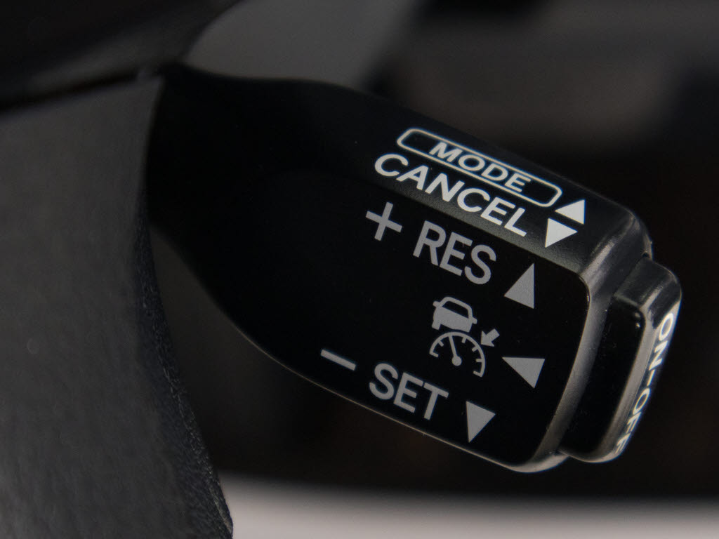 レーダークルーズコントロール　　ミリ波レ
ーダーと単眼カメラで先行車を認識し、車速
に応じた車間距離を保ちながら追従走行を支
援します。