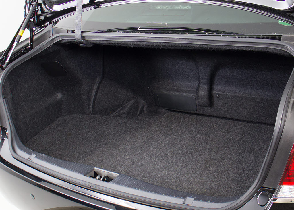 トランクが狭いと思っておりませんか？実際
は大容量トランクです！旅行等の長距離ドラ
イブも快適です！また、屋根付きスペースを
完備しておりますので、夜間でも、雨でも雪
の日だってゆっくりご覧頂けます。