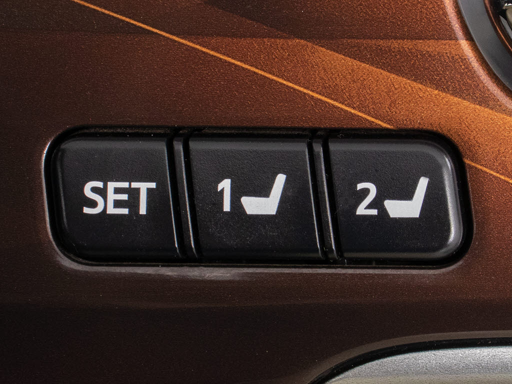 シートメモリー付き！ステアリング、シート
、ドアミラーポジションをメモリー可能です
！