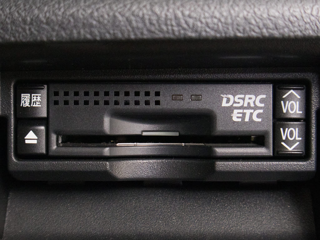 ★ＥＴＣ（ＤＳＲＣ）が装備されています！
！社外品とは違い収まりの良いデザインが人
気！高速道路を利用する際は必需品ですよね
！！ストレス無く料金所を通過出来ます！！