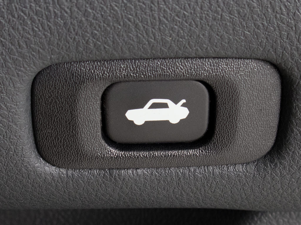 ボタン一つでトランクオープンが可能！車内
から操作できる為、非常に便利な装備の一つ
となります！