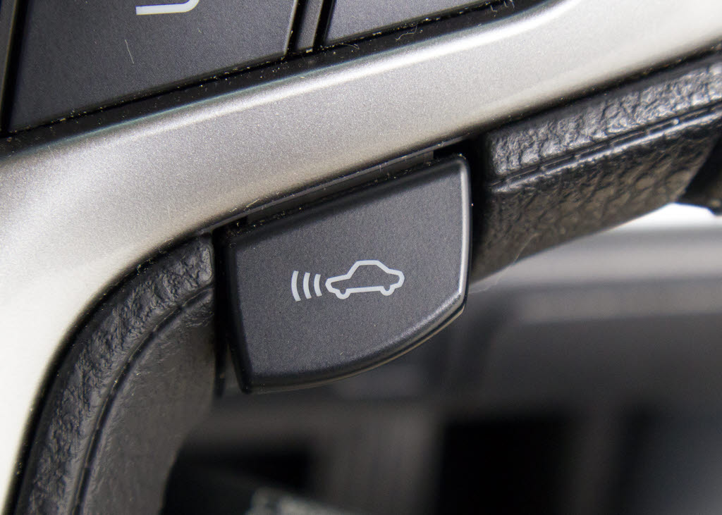 衝突回避支援型プリクラッシュセーフティシ
ステム　前方に出現した障害物に対し警報を
発し、ドライバーに警告。同時にブレーキア
シストにより衝突回避と速度を軽減します。