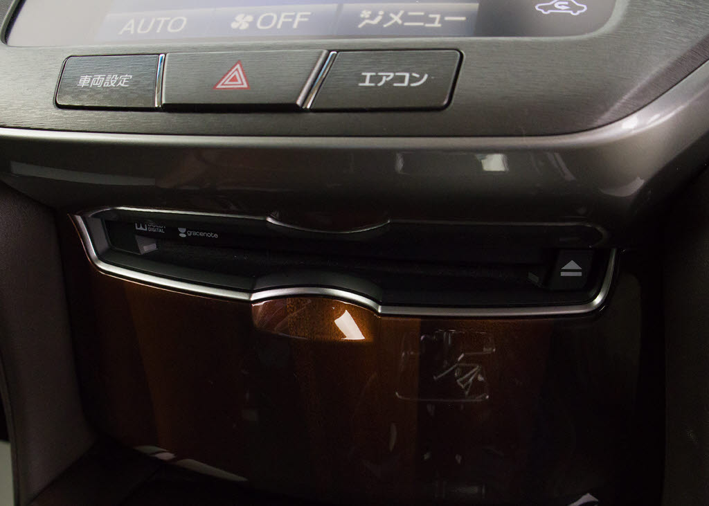 ＣＤはもちろんの事、ＤＶＤ再生も可能です
。フルセグ地デジにも対応しさらにＢｌｕｅ
ｔｏｏｔｈにも対応しております