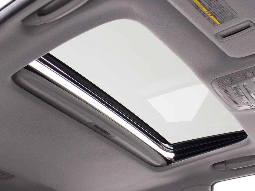 人気装備のサンルーフが付いています！上下
チルトに前後スライド機能が付いていますの
で、様々なドライブシーンで活躍してくれま
す！！開放感ある車内空間は気持ちがいいで
すよ！是非体感してみて下さい！