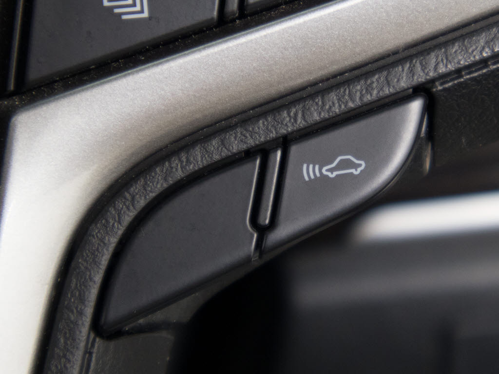 レーダークルーズコントロール　　ミリ波レ
ーダーと単眼カメラで先行車を認識し、車速
に応じた車間距離を保ちながら追従走行を支
援します。