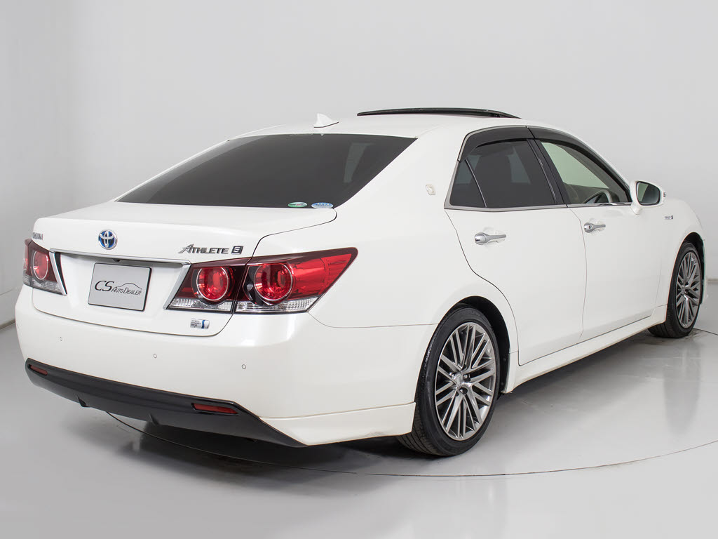 個性的なリアビューで御座います。精悍な佇
まいは高級車ならではです。