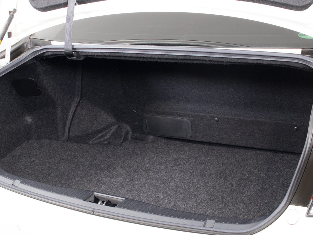 トランクが狭いと思っておりませんか？実際
は大容量トランクです！旅行等の長距離ドラ
イブも快適です！また、屋根付きスペースを
完備しておりますので、夜間でも、雨でも雪
の日だってゆっくりご覧頂けます。