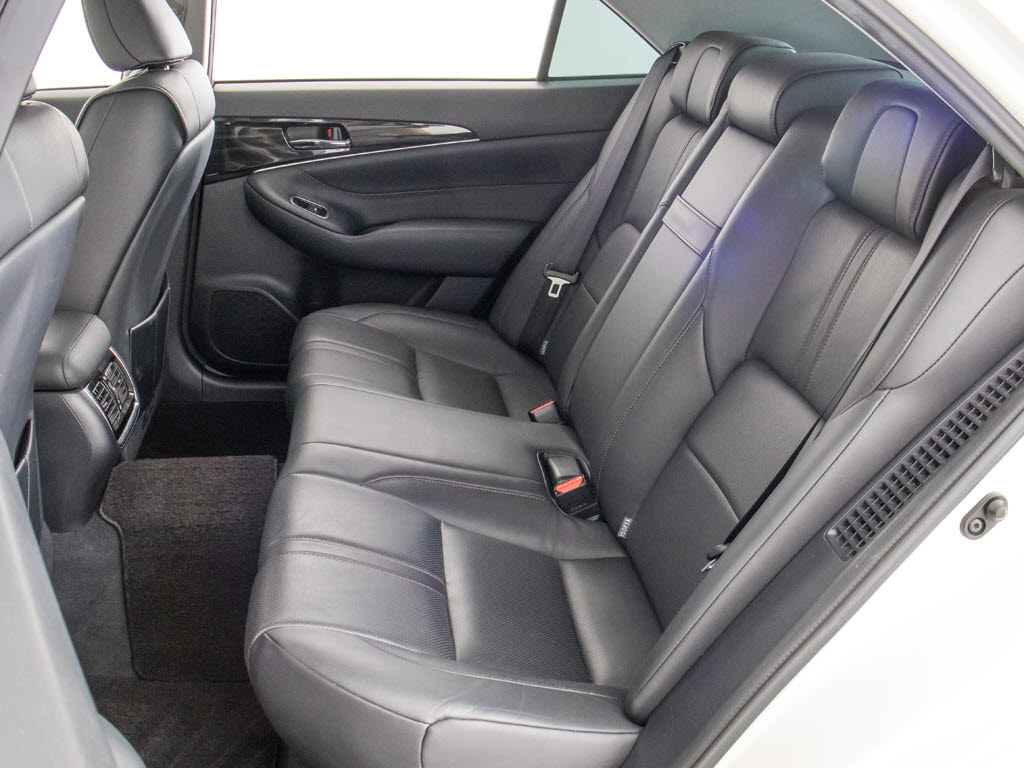 人気の本革シート付きです！！本革が装備さ
れるだけで高級感が増します！当社では、本
革シートのカラー変更や張替えも出来ます！
ワイン・茶・赤・青・オレンジ・黄色・コン
ビ色など何でもＯＫです！