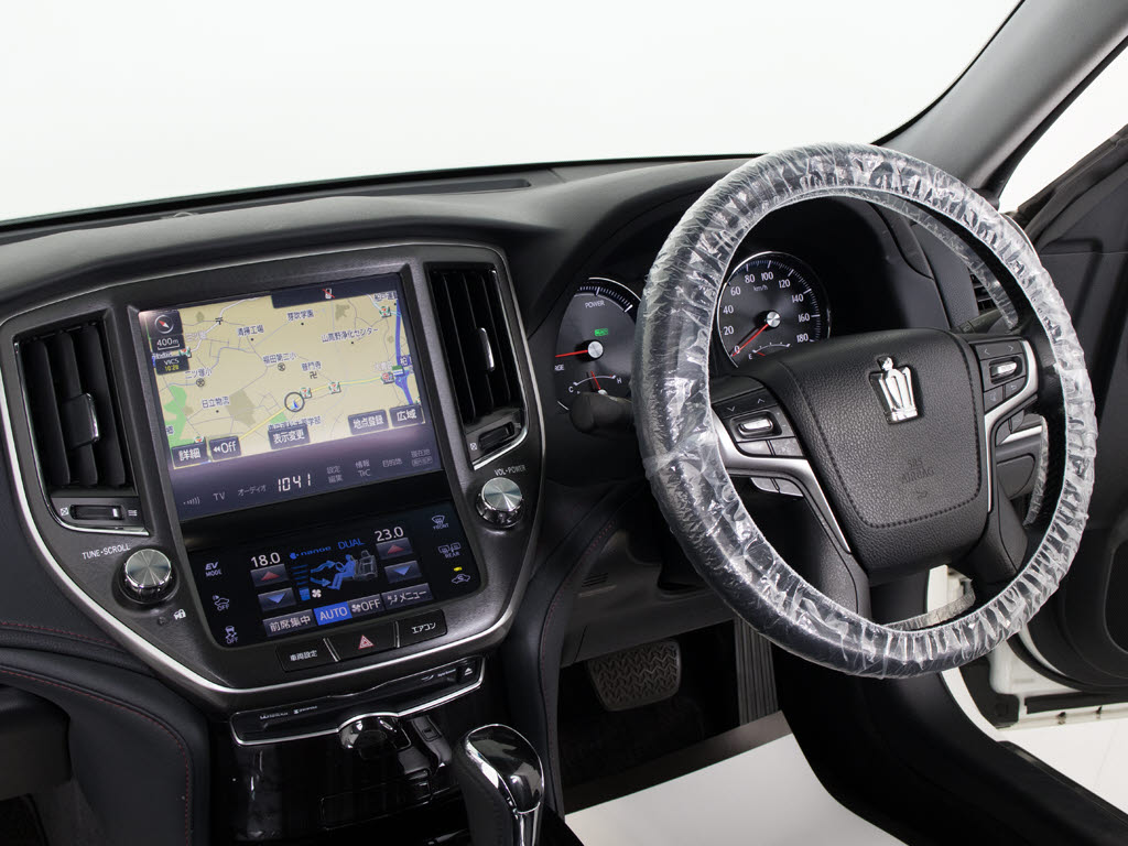 使いやすさや安全性を追求したステアリング
周り！高級車ゆえにスイッチ類が多いのも特
徴ですね！考え尽くされた配置ですぐに使い
こなす事が出来ますのでご安心下さい！是非
、体感してみて下さい！！