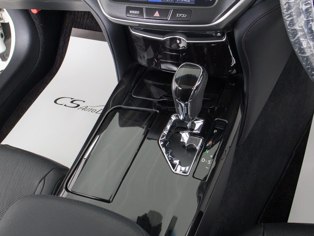 シフト周りです。スッキリとしつつも高級感
や操作性を損なわない作りとなって参ります
。