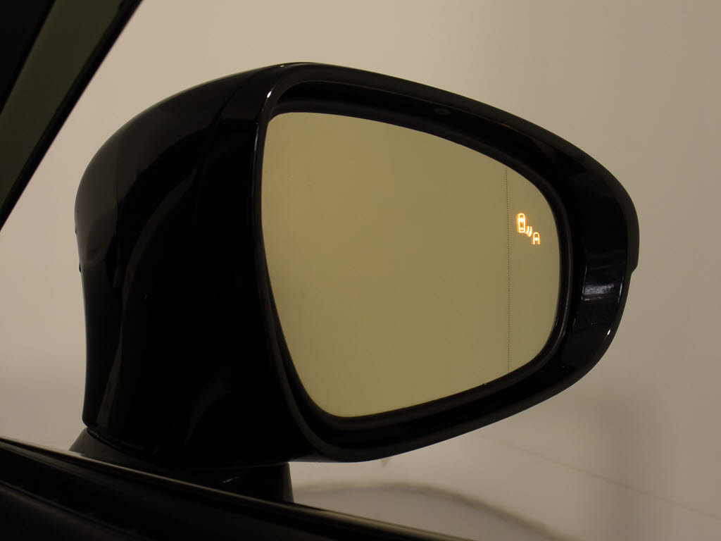 ＢＳＭ（ブラインドスポットモニタ）！隣の
車線を走る車両をレーダーで検知し、ドアミ
ラーでは確認しにくい後側方エリアに存在す
る車両に加えて、急接近してくる車両も検知
します。
