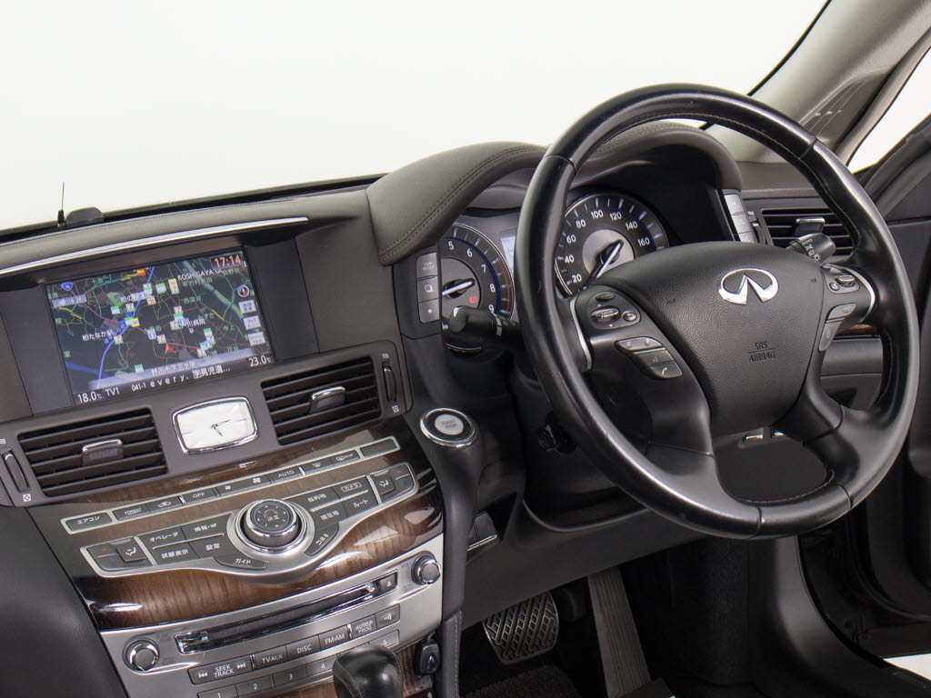 ★使いやすさや安全性を追求したステアリン
グ周り！高級車ゆえにスイッチ類が多いのも
特徴ですね！考え尽くされた配置ですぐに使
いこなす事が出来ますのでご安心下さい！是
非、体感してみて下さい！！