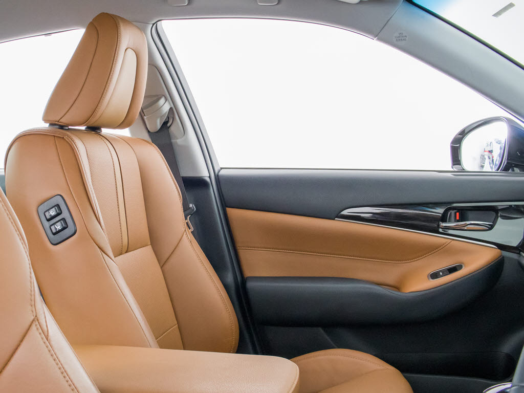 人気のフォーブレザーシート付きです！！本
革が装備されるだけで高級感が増します！当
社では、本革シートのカラー変更や張替えも
出来ます！ワイン・茶・赤・青・オレンジ・
黄色・コンビ色など何でもＯＫです！