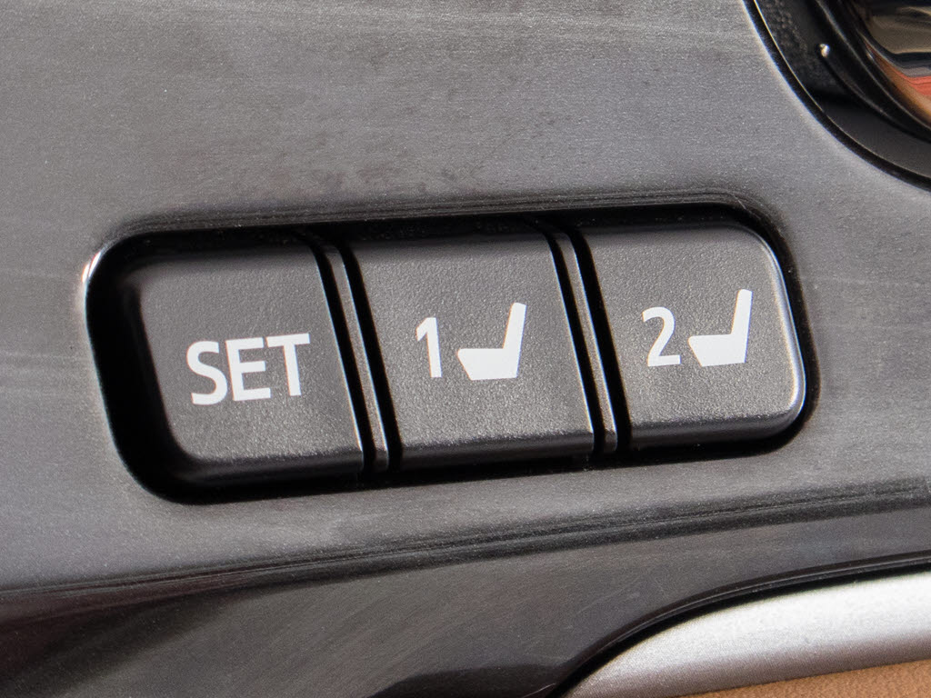 シートメモリー付き！ステアリング、シート
、ドアミラーポジションをメモリー可能です
！