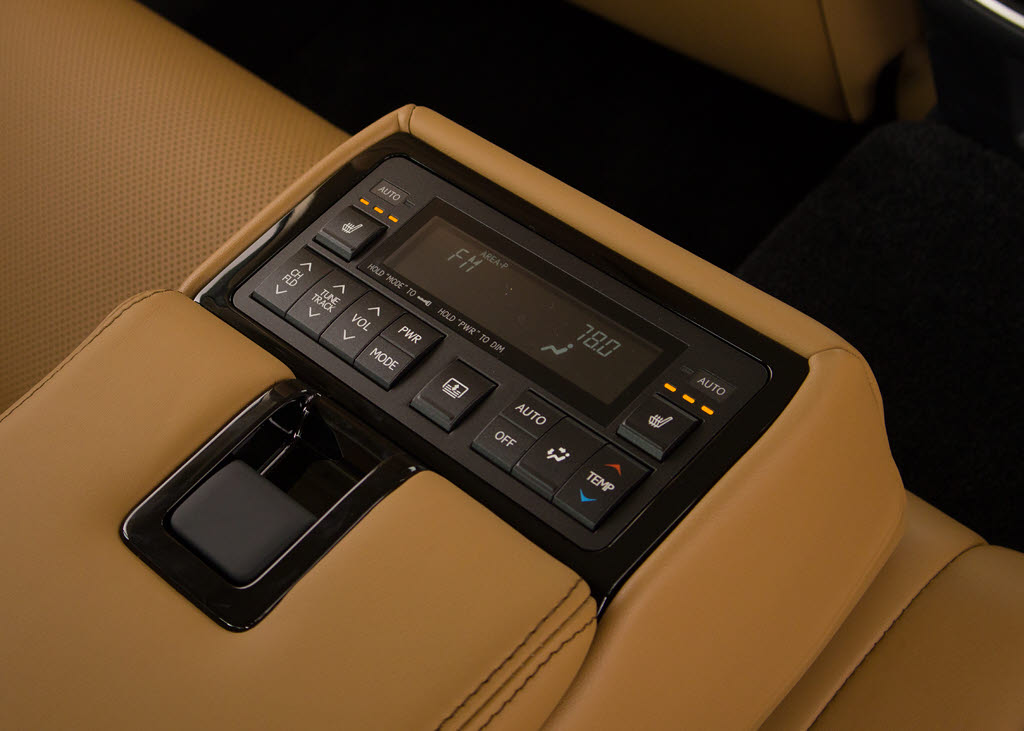 後席もＶＩＰ装備！後席センターコンソール
の画像です！こちらのお車は、オーディオな
ども後席から操作出来るなど豪華！ゲストに
喜んで頂ける装備ですね！