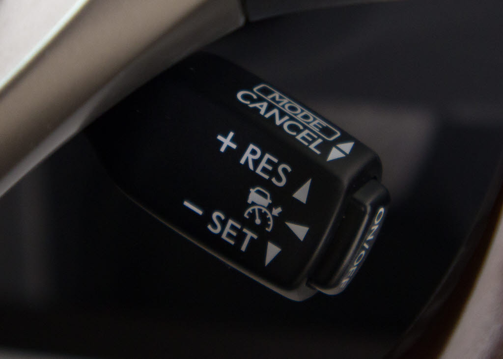 レーダークルーズコントロール　　ミリ波レ
ーダーと単眼カメラで先行車を認識し、車速
に応じた車間距離を保ちながら追従走行を支
援します。