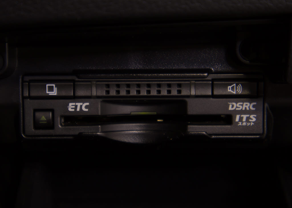 ★ＥＴＣ（ＤＳＲＣ）が装備されています！
！社外品とは違い収まりの良いデザインが人
気！高速道路を利用する際は必需品ですよね
！！ストレス無く料金所を通過出来ます！！
