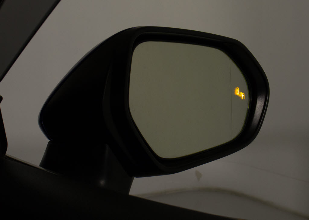 ＢＳＭ（ブラインドスポット）モニター装備
！死角の車の接近をお知らせしてくれる安全
装備になります！