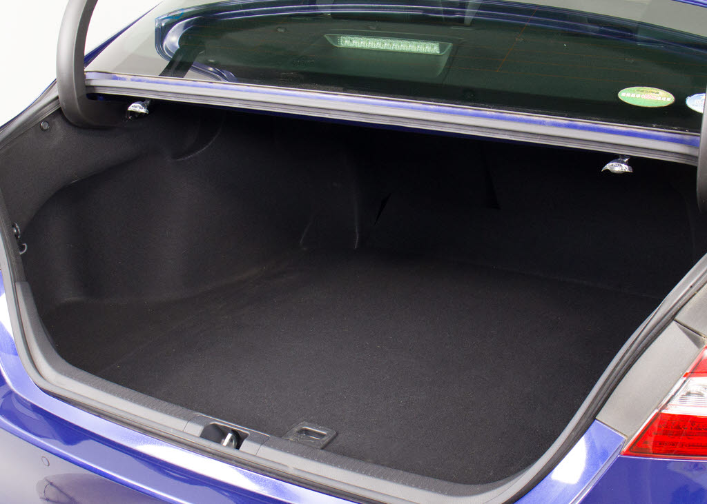 トランクが狭いと思っておりませんか？実際
は大容量トランクです！旅行等の長距離ドラ
イブも快適です！また、屋根付きスペースを
完備しておりますので、夜間でも、雨でも雪
の日だってゆっくりご覧頂けます。