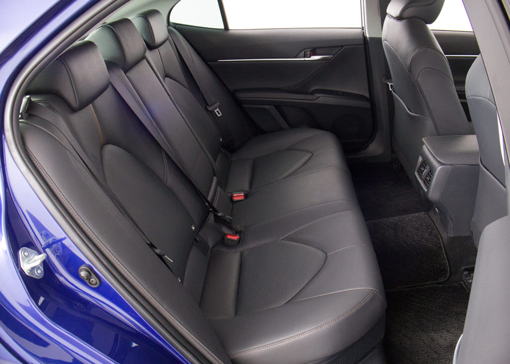 赤革、茶革、黒革、白革、黒×赤コンビ革・
・・お好みの色で新品本革シートを作成でき
ます！オリジナル本革でカーライフを満喫は
いかがでしょうか？ご興味ある方は、デザイ
ン等含め当社までお問い合わせください！