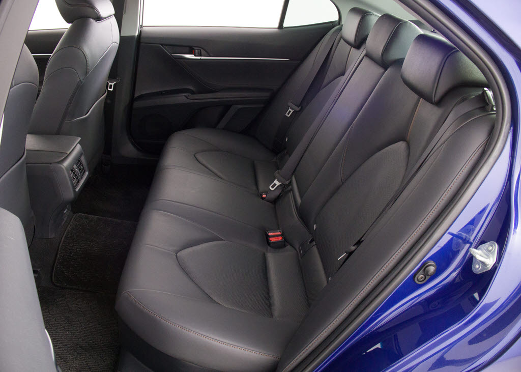 赤革、茶革、黒革、白革、黒×赤コンビ革・
・・お好みの色で新品本革シートを作成でき
ます！オリジナル本革でカーライフを満喫は
いかがでしょうか？ご興味ある方は、デザイ
ン等含め当社までお問い合わせください！