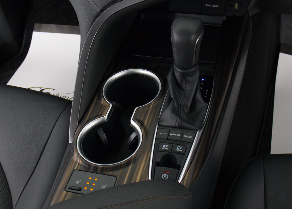 シフト周りです。スッキリとしつつも高級感
や操作性を損なわない作りとなって参ります
。