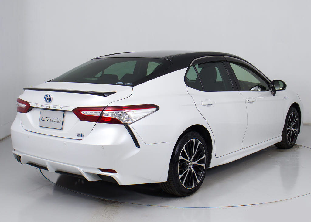 個性的なリアビューで御座います。精悍な佇
まいは高級車ならではです。