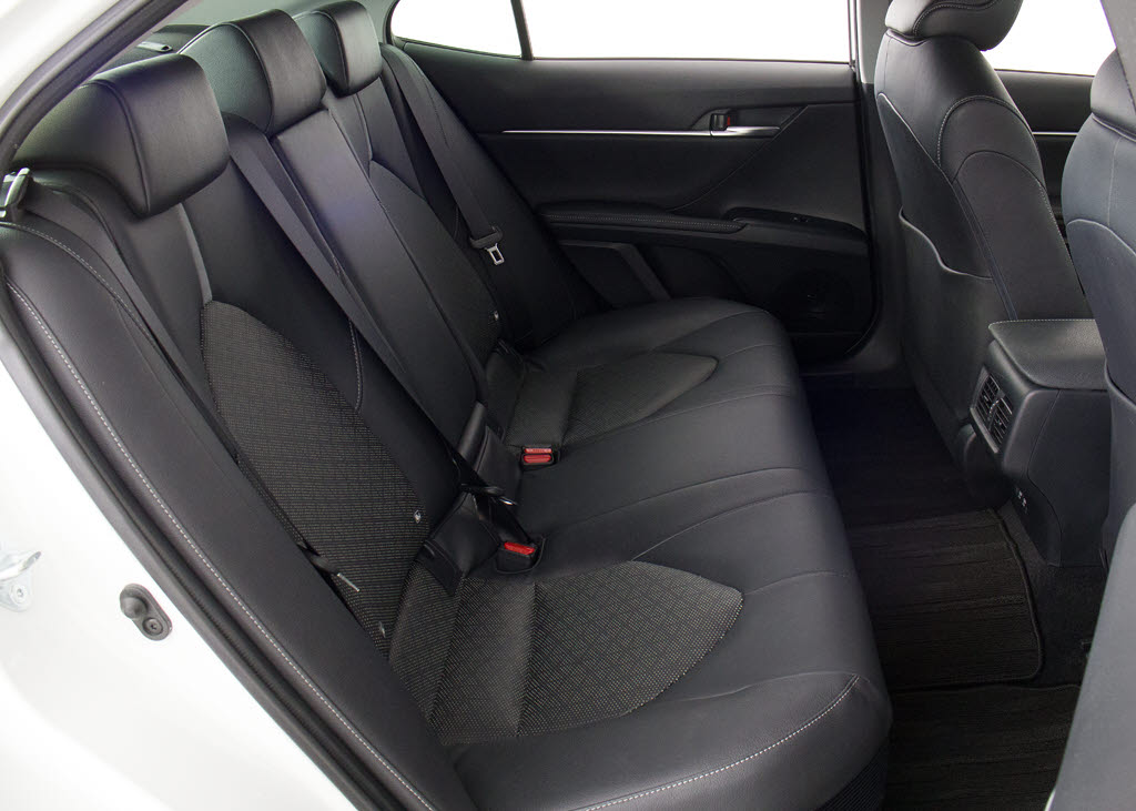 赤革、茶革、黒革、白革、黒×赤コンビ革・
・・お好みの色で新品本革シートを作成でき
ます！オリジナル本革でカーライフを満喫は
いかがでしょうか？ご興味ある方は、デザイ
ン等含め当社までお問い合わせください！