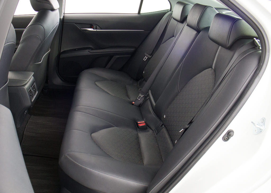 赤革、茶革、黒革、白革、黒×赤コンビ革・
・・お好みの色で新品本革シートを作成でき
ます！オリジナル本革でカーライフを満喫は
いかがでしょうか？ご興味ある方は、デザイ
ン等含め当社までお問い合わせください！