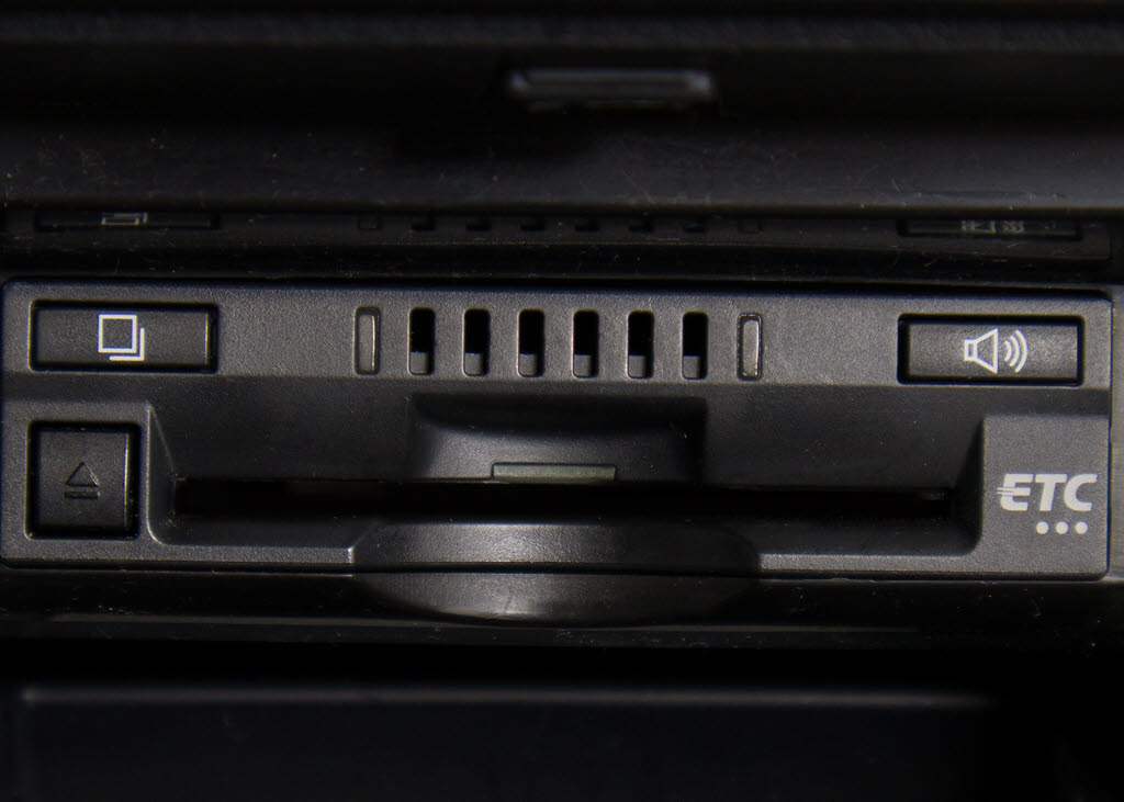 コンソール内一体型のビルトインＥＴＣ装備
！見た目の部分も良いですが、ＥＴＣカード
の盗難防止になる設置箇所です！料金所の渋
滞回避！時間帯・日によって料金の軽減を受
けられます！ストレス知らずのドライブ！