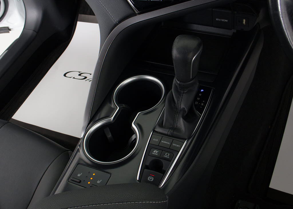 シフト周りです。スッキリとしつつも高級感
や操作性を損なわない作りとなって参ります
。