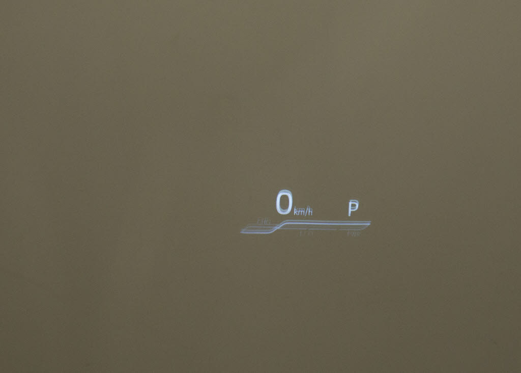 ヘッドアップ・ディスプレイ（ＨＵＤ）現在
のスピードや、前方の車線情報など、運転に
必要な情報を、目の前のウインドウガラスに
表示する機能です。これにより、目線の移動
が少なく済み、安全です。