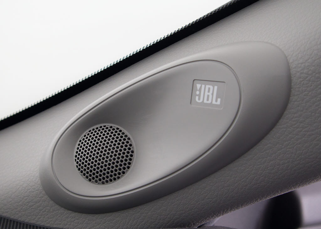 ＪＢＬサウンドシステム！考え抜かれたスピ
ーカー位置！ガラス反射音の影響を極力少な
くし、かつ全席でステージの広い音響を創造
！さまざまな音楽が、表情豊かに生き生きと
奏でられます！