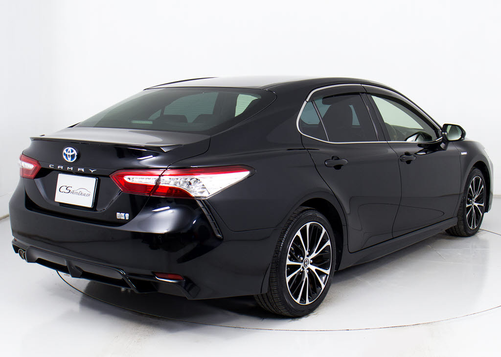 個性的なリアビューで御座います。精悍な佇
まいは高級車ならではです。